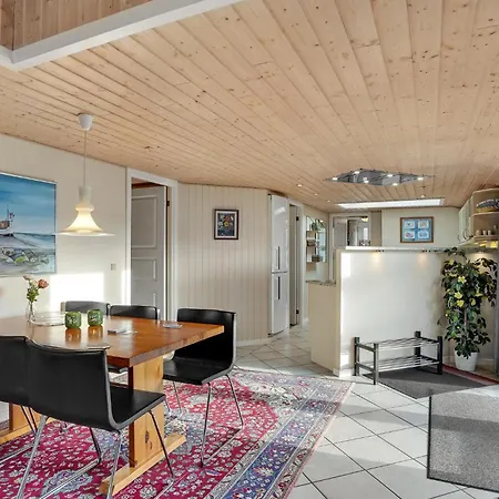 Pet Friendly In With Kitchen *